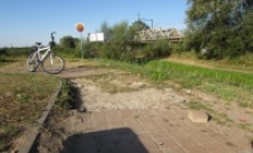 Zarośnięta ścieżka rowerowa wzdłuż rzeki Kumiela